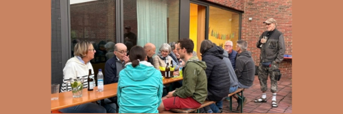 Menschen die zusammen sitzen und reden
