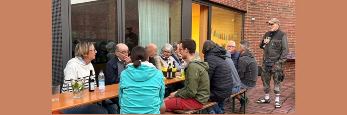 Menschen die zusammen sitzen und reden
