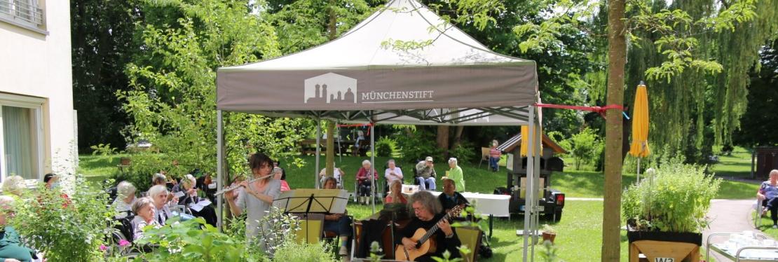Hobbymusiker*innen spielen unentgeltlich ein Hofkonzert in einem ALtenheim des Münchenstift